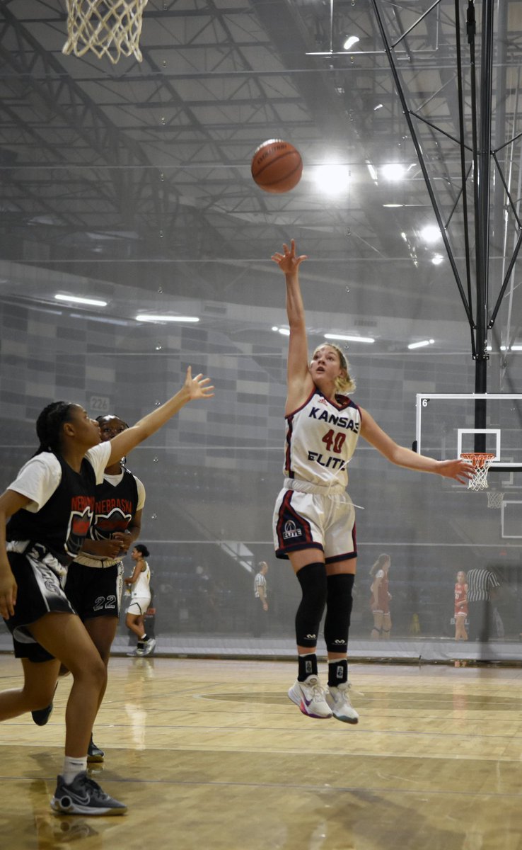 Congratulations to <a href="/APettlon/">Anastyn Pettlon</a> for scoring her 1️⃣0️⃣0️⃣0️⃣ point tonight! #BeElite