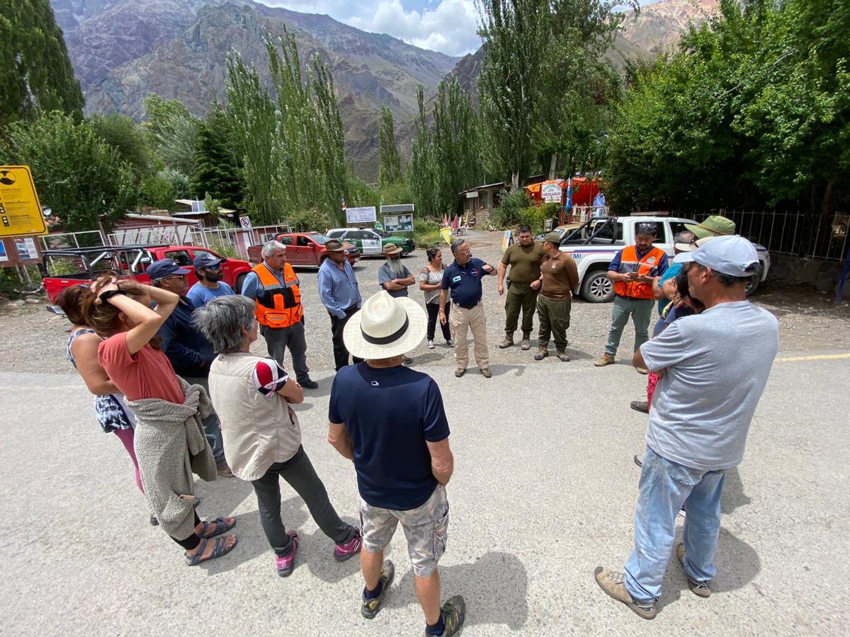 Senapred's tweet image. Hoy #SENAPREDRM, junto al Alcalde de San José de Maipo, se reunieron con la comunidad de Baños Morales, para informar el estado del avance de la colectividad  vial posterior a la remoción en masa.