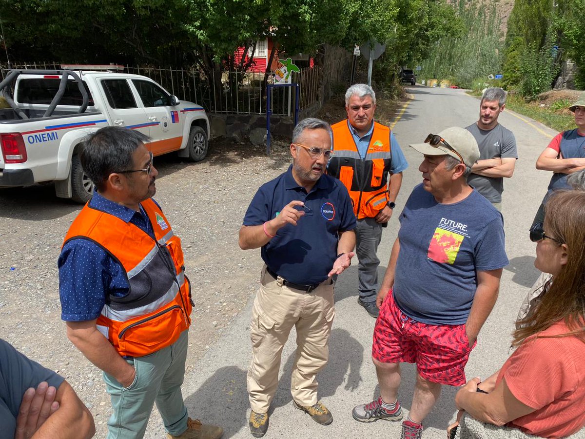 Senapred's tweet image. Hoy #SENAPREDRM, junto al Alcalde de San José de Maipo, se reunieron con la comunidad de Baños Morales, para informar el estado del avance de la colectividad  vial posterior a la remoción en masa.