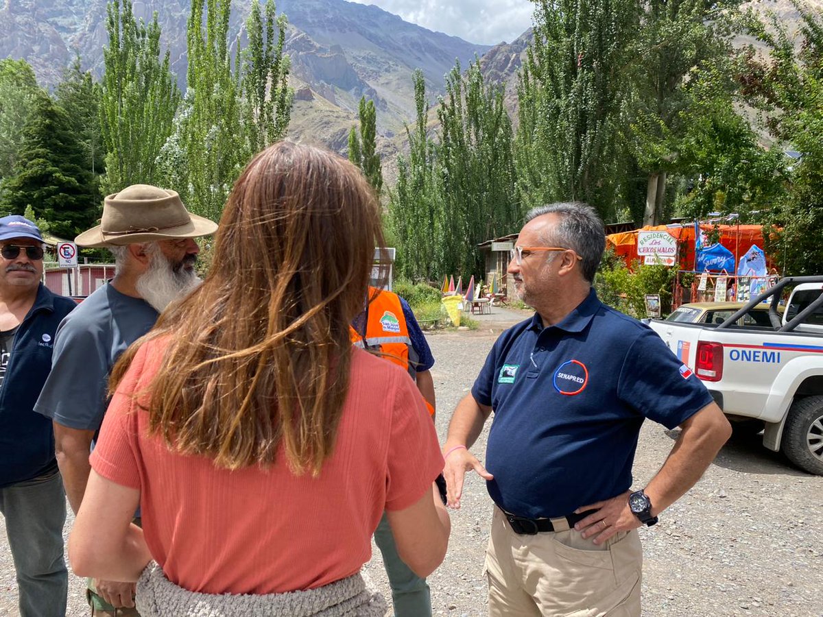 Senapred's tweet image. Hoy #SENAPREDRM, junto al Alcalde de San José de Maipo, se reunieron con la comunidad de Baños Morales, para informar el estado del avance de la colectividad  vial posterior a la remoción en masa.
