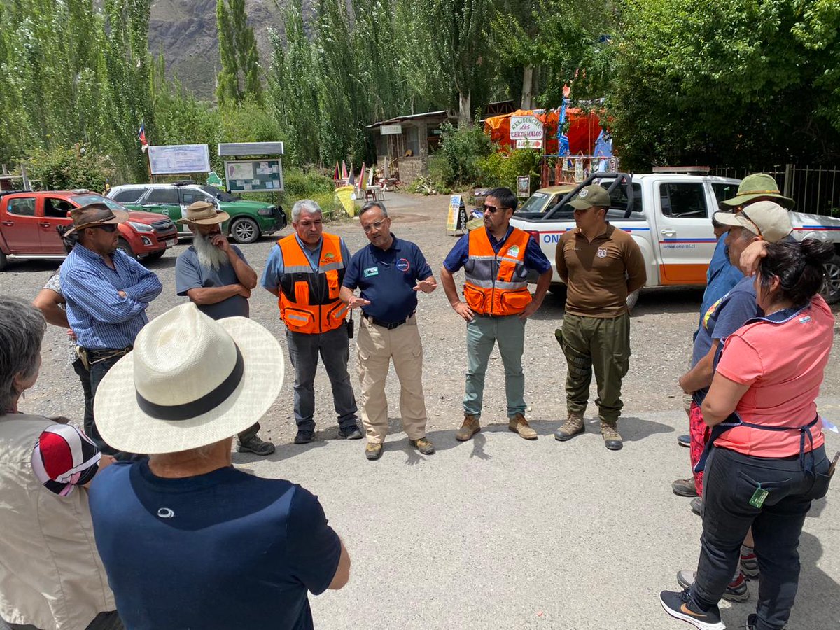 Senapred's tweet image. Hoy #SENAPREDRM, junto al Alcalde de San José de Maipo, se reunieron con la comunidad de Baños Morales, para informar el estado del avance de la colectividad  vial posterior a la remoción en masa.