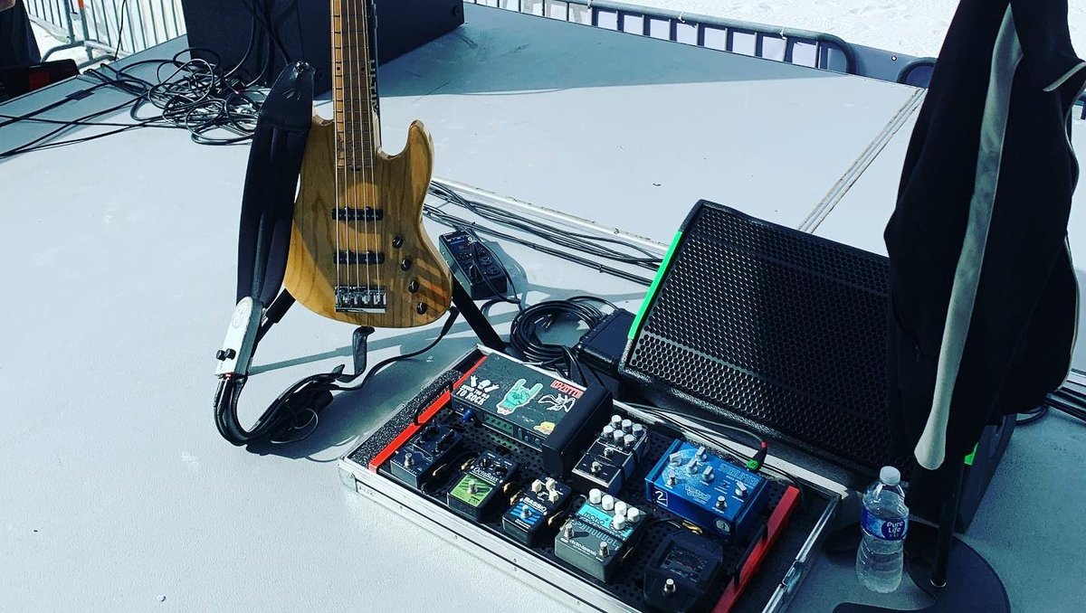 nordstrandaudio's tweet photo. Reliaquest Bowl
#mygeartonight #hurricaneshaneband #rocketsurgeonpedalss #starlifter #knowyourtone #bass #starlifterpedal #starlifterpreamp( #📷 @johnnydbass )
https://t.co/CL4vTHwef2 https://t.co/N3sj6ajr2f