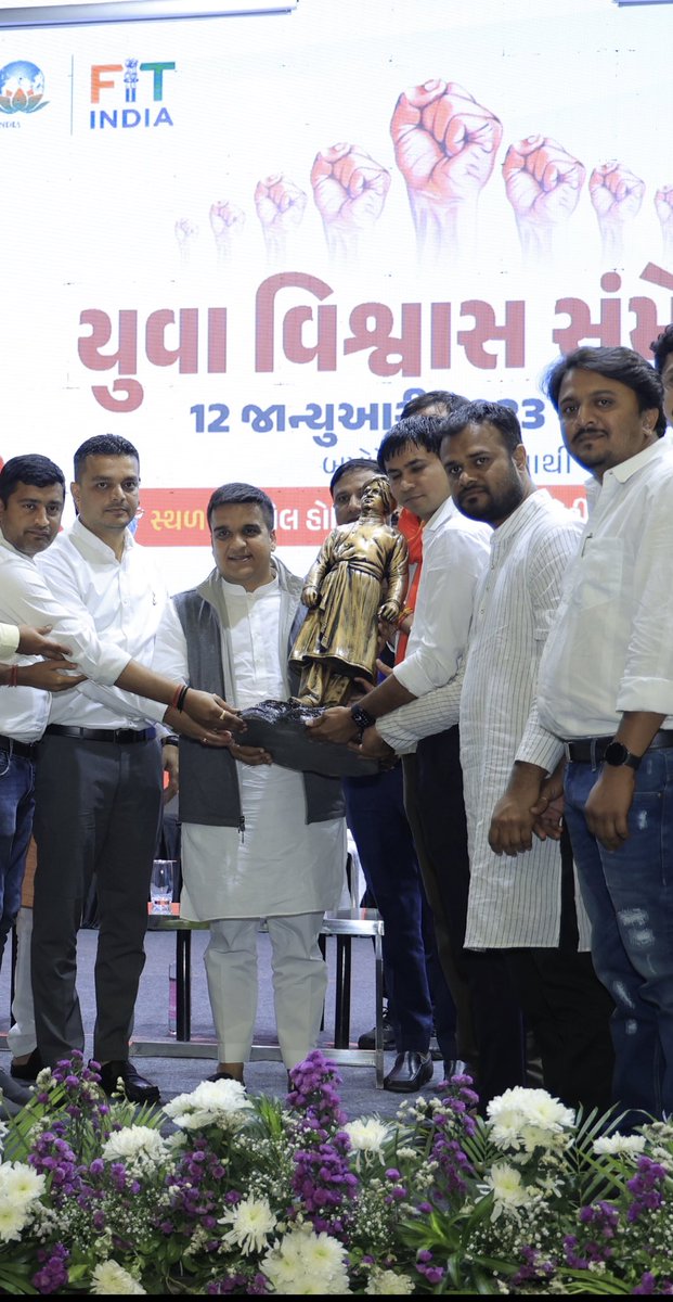 ronak_26389's tweet photo. આદરણીય પ્રધાનમંત્રી શ્રી @narendramodi જી દ્વારા સ્વામી વિવેકાનંદજી ની જન્મજયંતિ નિમિત્તે કર્ણાટકના હુબલીમાં યોજાયેલા યુથ ફેસ્ટિવલના શુભારંભ પ્રસંગને ગાંધીનગર ખાતે આયોજિત યુવા વિશ્વાસ સંમેલન દરમિયાન ગૃહરાજ્યમંત્રી શ્રી @sanghaviharsh તેમજ @svgrybguj ના સંયોજકો સાથે નિહાળ્યો. https://t.co/u7ty2xco4O