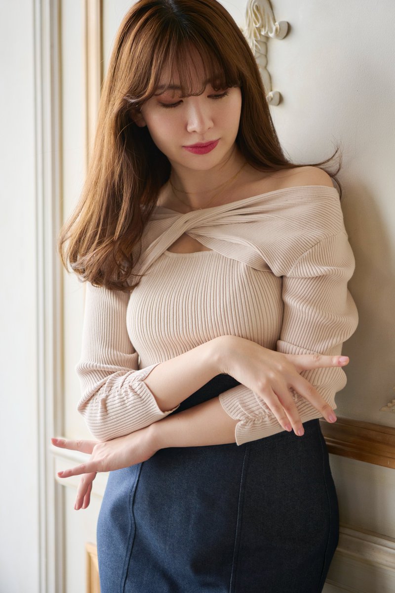 ニット/セーター herlipto Twist Cutout Knit Pullover Twist Cutout Knit Pullover// 胸元のツイストディテールがポイントの