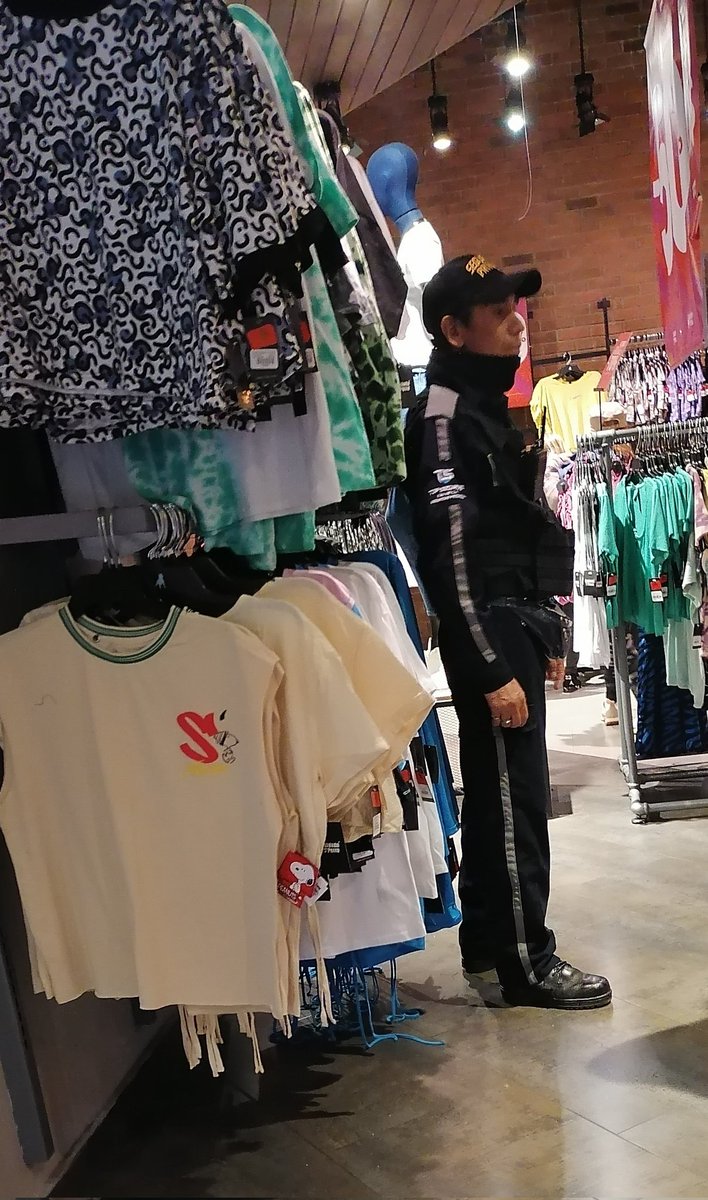 En #Cuidadoconelperro <a href="/ccptienda/">cuidadoconelperro</a> de forous este guardia me retiro de la tienda por tomar un banquito y sentarme para amamantar a mi bebé, a pesar de que esperaba a que mi hija terminará de pagar y se lo dije fue en vano