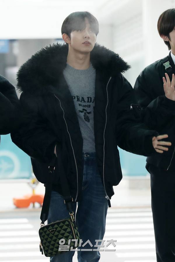 enhypenweverse's tweet photo. [AIRPORT] 230113

HEESEUNG at Incheon Airport on their way to Italy | Press Photo (1)

BRACE THE RUNWAY FOR ENHYPEN #PRADAxENHYPEN #HEESEUNG #희승 @ENHYPEN @ENHYPEN_members https://t.co/UAU0t9MS1C