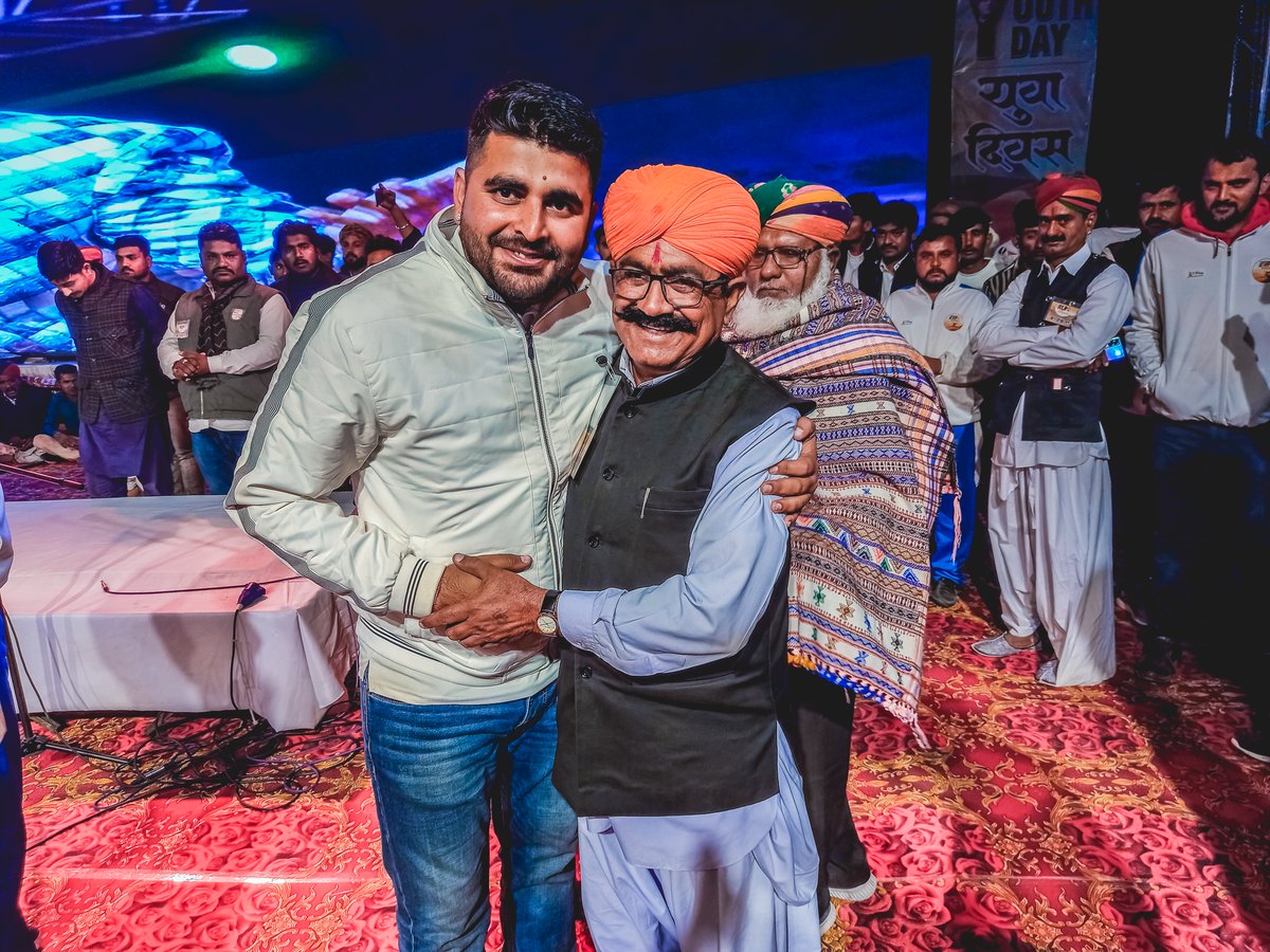 dingalrasawal's tweet photo. रन फॉर रेगिस्तान, युवा दिवस शिव रे समारोह री ऐक झलक। प्रिय @RavindraBhati__  रो अथाह मोह। समारोह मंच संचालन रो दायित्व।

#Rajasthan #RunForRegistan #रनफॉररेगिस्तान #बाड़मेर https://t.co/9nJntM5Nrv