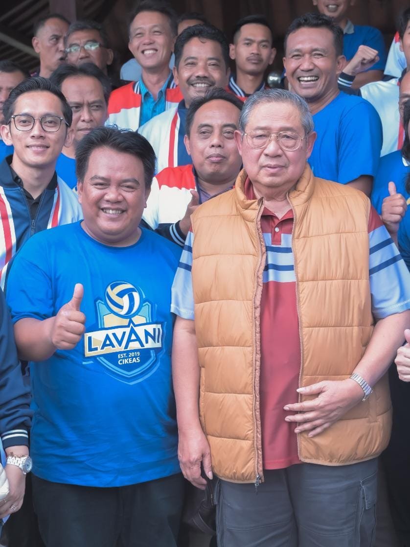 koni_bna's tweet photo. Ketu KONI Nurohman Ahong bersama Ketua PBVSI, pelatih, dan atlet Bola Voli Banjarnegara mendapat undangan dari Ibu @lasmi_indaryani untuk menyaksikan langsung gelaran Pro Liga yg digelar di GOR Satria Purwokerto antara Jakarta Lavani Allo Bank vs Kudus Sukun Badak. https://t.co/bV0jVIR6kX