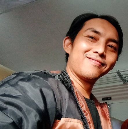 Lengkung bibir diwajahmu untuk siapa, akupun tak tahu. Yang aku tahu, kau selalu hidup dalam kepalaku.