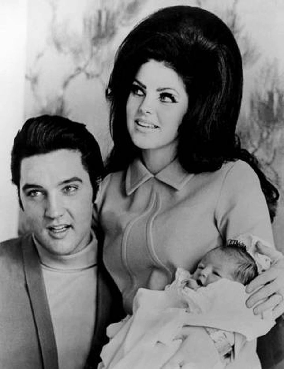 Falleció Lisa Marie Presley. Única hija de Elvis Presley. Le falló el corazón, igual que a su padre, y ambos murieron jóvenes. Se casó con Michael Jackson y Nicolas Cage y siempre tuvo ese enorme peso de ser la hija de una leyenda. QEPD.