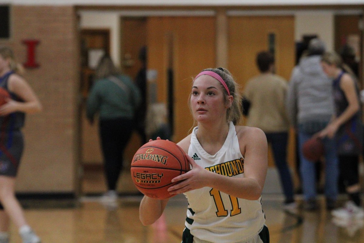 cliffnotes_pod's tweet photo. Congratulations to @MHSLadyHounds Senior @APettlon on 1,000 career points! https://t.co/3Py5mC05Po