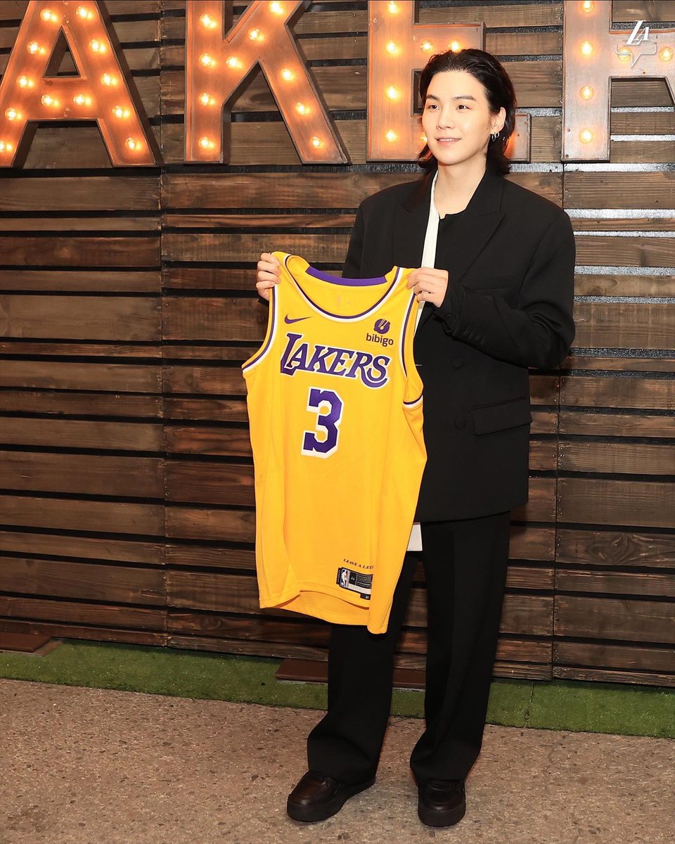 NBA_Philippines's tweet photo. Looks like we have another LeBron fan in Suga 👑

#SUGA #BTS

Catch tonight's game only on NBA League Pass. Subscribe here: https://t.co/WCCuz7gkoH - now at a lower price! https://t.co/GU5t5EzjoH