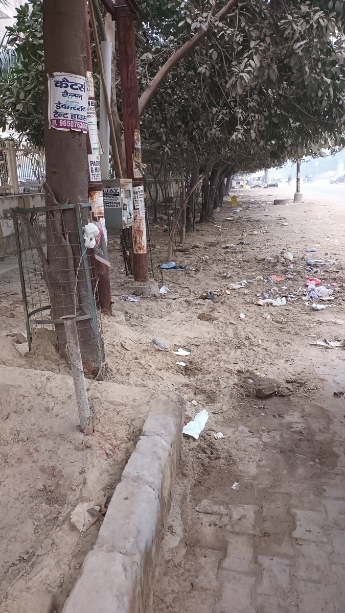 <a href="/UPGovt/">Government of UP</a> <a href="/CPCB_OFFICIAL/">Central Pollution Control Board</a> <a href="/UppcbN/">U.P Pollution Control Board Greater Noida</a> @UPPCBLKO <a href="/OfficialGNIDA/">Greater Noida Industrial Development Authority</a> <a href="/CeoNoida/">CEO, NOIDA Authority</a> 
कृपया संबंध विभाग को निर्देशित कर के इन पेडो को लोहे की जालियों से निजात दें..ये इनके तनों में घुस रही हैं #Habitech #Panchtatva #Noida #extension