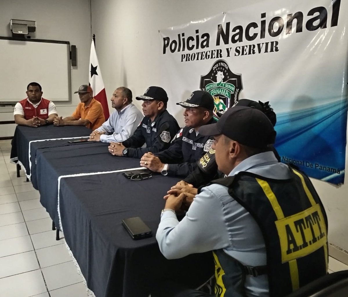 policiadepanama's tweet photo. #LosSantos | Junto a miembros de instituciones de emergencia y seguridad, participamos de la conferencia de prensa realizada en la sede de la Zona Policial, para tratar temas sobre los dispositivos que se mantendrán para el desarrollo del Desfile de las Mil Polleras. https://t.co/B4ZQhokcy1