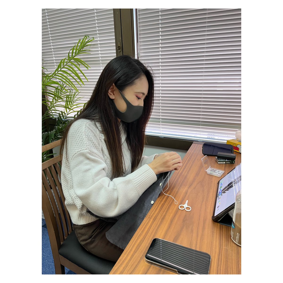 こんにちは！
VENTURAです✨
.
以前の全体会議で
Mちぃ！が器用にボタンを縫っていました🪡🧶
女子力ーーっ！❤️‍🔥