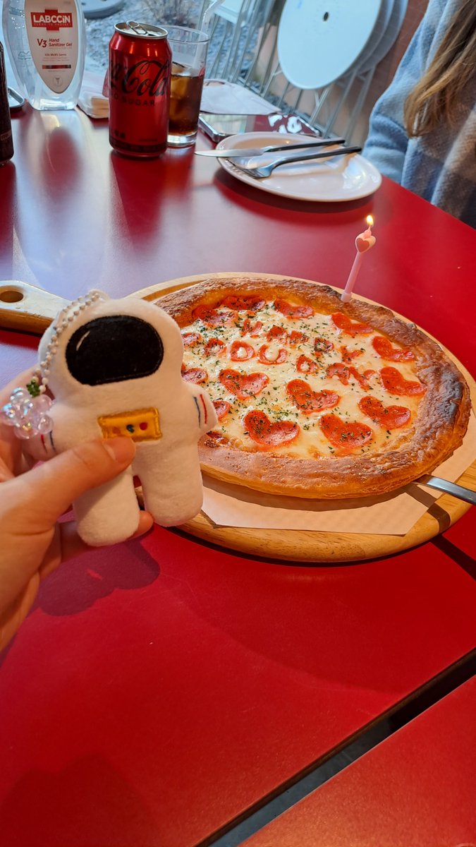 doh_lovelee's tweet photo. 🍕 피자시즌 (@DOMENT_12)
경수 생일 기념으로 간 피자집!
특별하고 이쁜 공간에
레터링 피자까지🥰🥰
소중한 이벤트 감사합니다아!!💖
경수야 생일축하해🥳
#해피뚜데이
#Hello_my_January https://t.co/nIs5BHe2yp