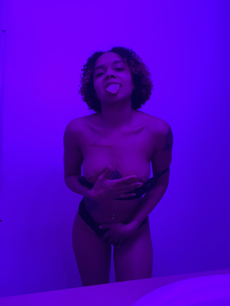 Queen__chy's tweet photo. @DamnShawn_ 😈👿 https://t.co/j0p5YINPjw
