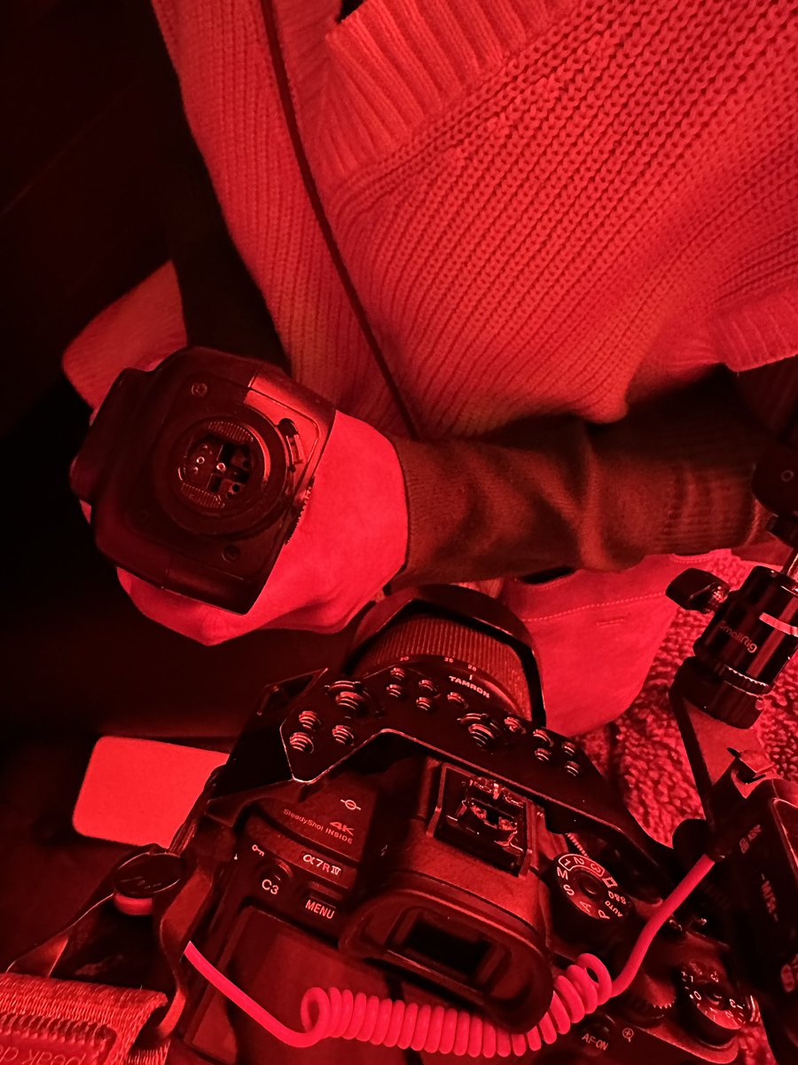 SomethingLightM's tweet photo. @GodoxGlobal had this flash for 9 months and it just fell apart while I was shooting📸 and now the other half is stuck in my camera. https://t.co/VgRv9NXzvL