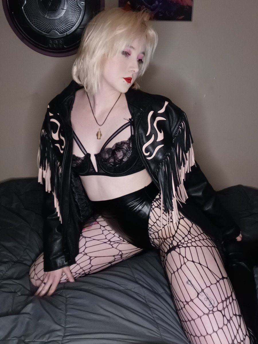 ms_aliceanarchy's tweet photo. Queen of metal and destruction 
New set on my #onlyfans 
#onlyfansgirl #onlyfansbabe #sellingcontent #lingerie #80smetal #glamrock #hairmetal #alternative https://t.co/WK5GFeAaaX