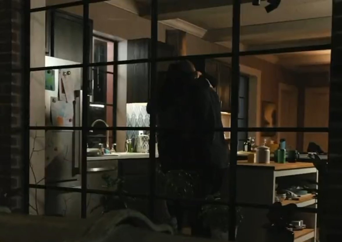 Edina87's tweet photo. I am probably the only one who is more excited about seeing more of Liv's new apartment, than that #EO kiss (on the cheek??)
#svu #svu24 #BloodOut https://t.co/OxGPEOpBKc