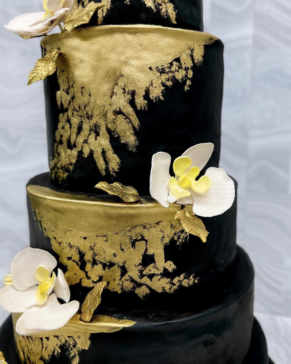 JustTemptations's tweet photo. “Midnight” 🖤⚜️

#torontoweddings #torontocakes #toronto #mississauga #yyzeats #torontofoodie #cake #weddingplanning #weddingcake https://t.co/noSMxnB1KO