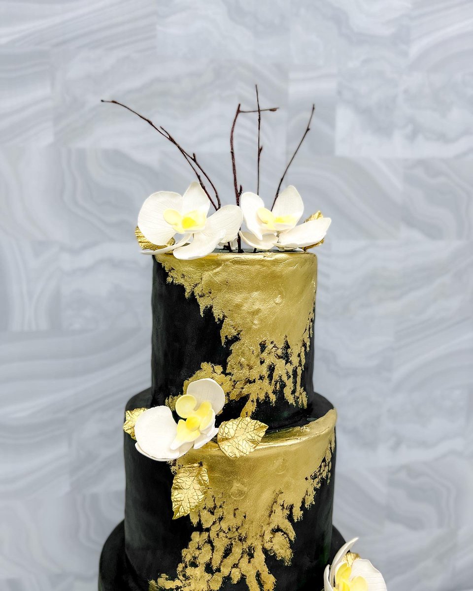 JustTemptations's tweet photo. “Midnight” 🖤⚜️

#torontoweddings #torontocakes #toronto #mississauga #yyzeats #torontofoodie #cake #weddingplanning #weddingcake https://t.co/noSMxnB1KO
