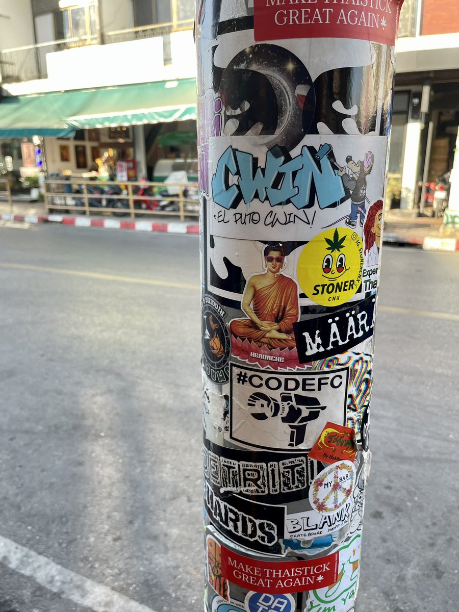 tamon_huiyong's tweet image. 9.30 น. เช้านี้ที่ตลาดประตูเชียงใหม่ #StickerBomb #Chiangmai @MrVop