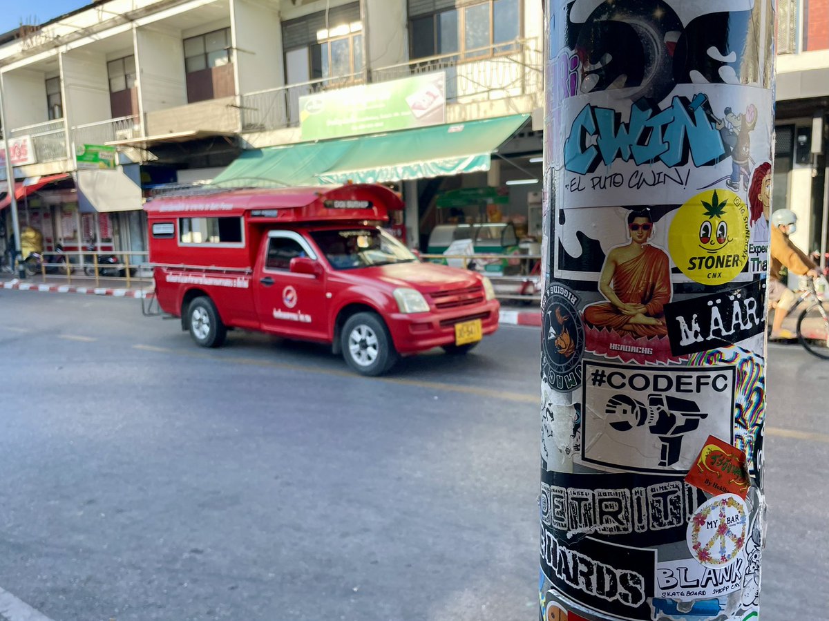 tamon_huiyong's tweet image. 9.30 น. เช้านี้ที่ตลาดประตูเชียงใหม่ #StickerBomb #Chiangmai @MrVop