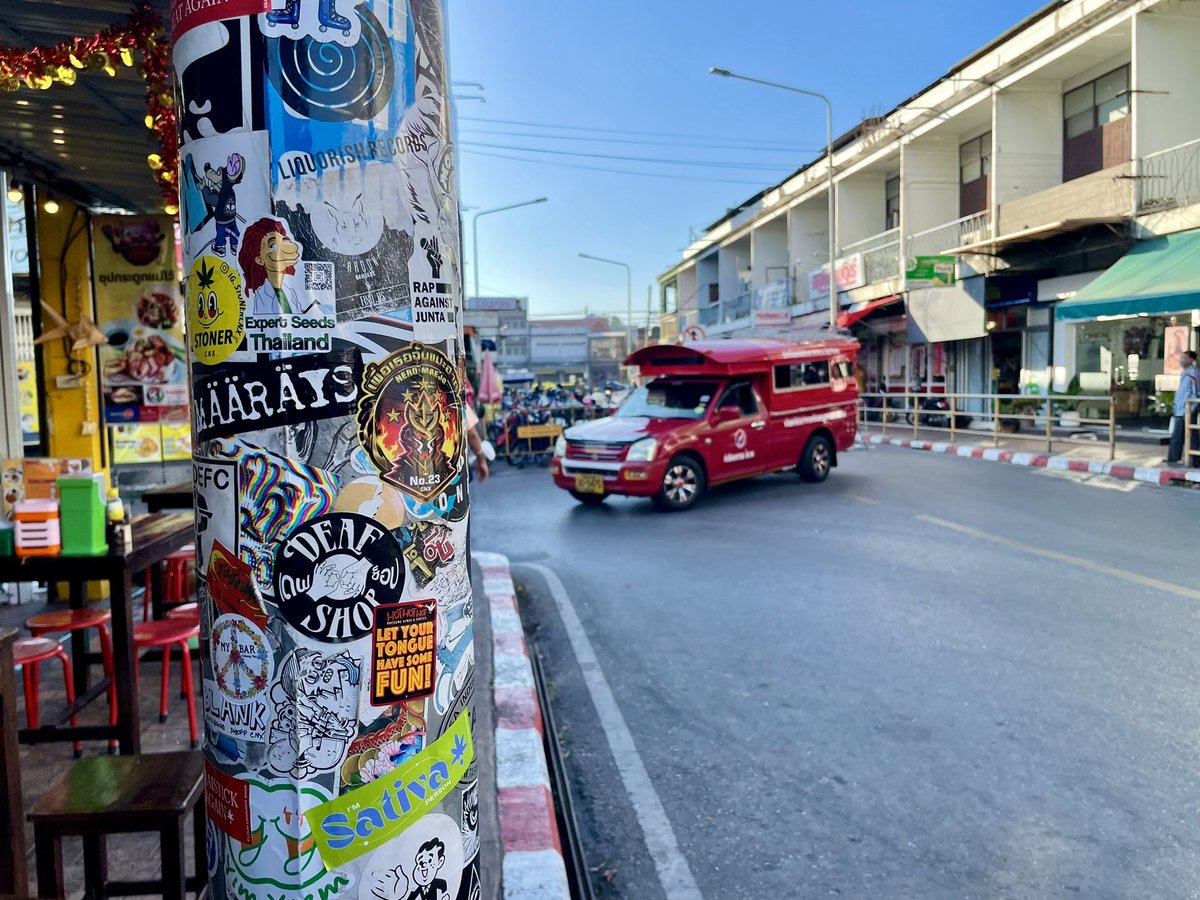 tamon_huiyong's tweet image. 9.30 น. เช้านี้ที่ตลาดประตูเชียงใหม่ #StickerBomb #Chiangmai @MrVop