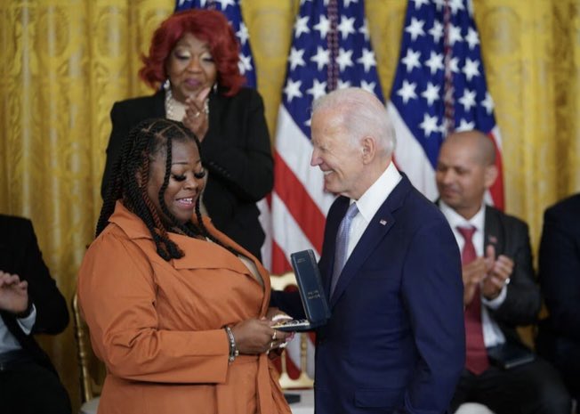 lions_denz's tweet image. 🚨📣📢⚠️➡️ THANK YOU #LadyRubyFreeman 👑 &amp;amp; #ShayeMoss 👑 FOR YOUR COURAGE &amp;amp; TELLING YOUR STORY TO THE AMERICAN 🇺🇸 PEOPLE #PresidentalCitizensMedal 🏅 #BlackExcellence 👑🖤 #OurStories365 👑 #ProtectBlackWomen 👑 #ListentoBlackWomen 👑