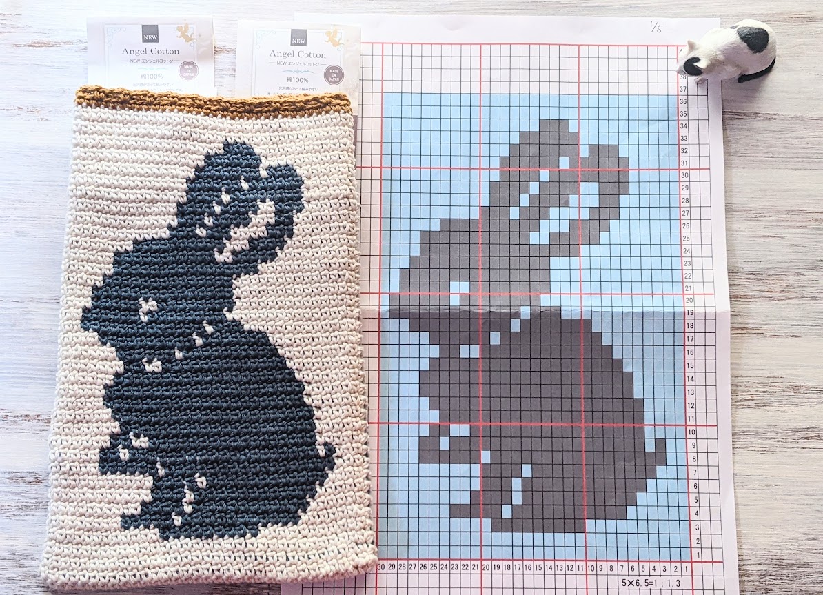 m_chan_handmade's tweet photo. 完成です🐇用途のない袋ですが今回の目的は「斜行しない細編みを輪に編んで編み込みがどうなるか」なので良しとします。#斜行しない細編み　#編み込み  #ExtendedSingleCrochet #エクステ細編み #うたっち 手がきついので台形になりました😂 https://t.co/bNt6gIj9Sh