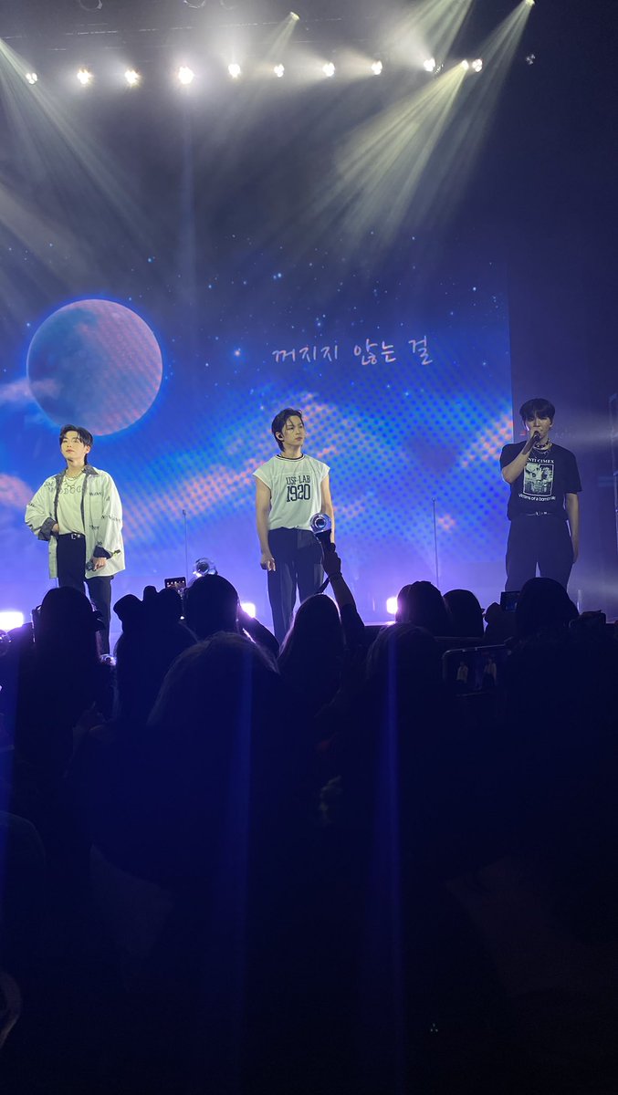 yonghoonewe's tweet photo. twitter comeback to bless y’all w these leedo photos from nyc concert tn 🙏🙏 https://t.co/vipUKQwzfs
