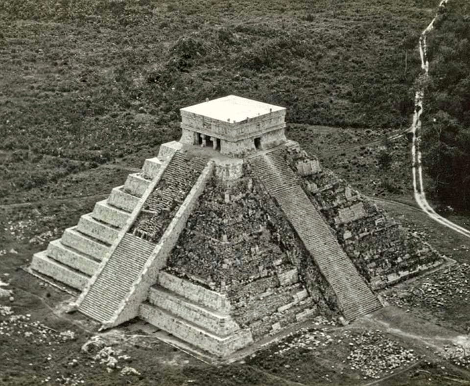 edificiosmayas's tweet photo. Año 1932. El Templo de Kukulkán en #Chichén Itzá, #Yucatán, cuando estaba en proceso de restauración. Nótese la carretera que pasaba a un costado de su estructura y en medio de la zona arqueológica.

Vía: Yucatán Pasado Glorioso https://t.co/nxNGbMiDQh
