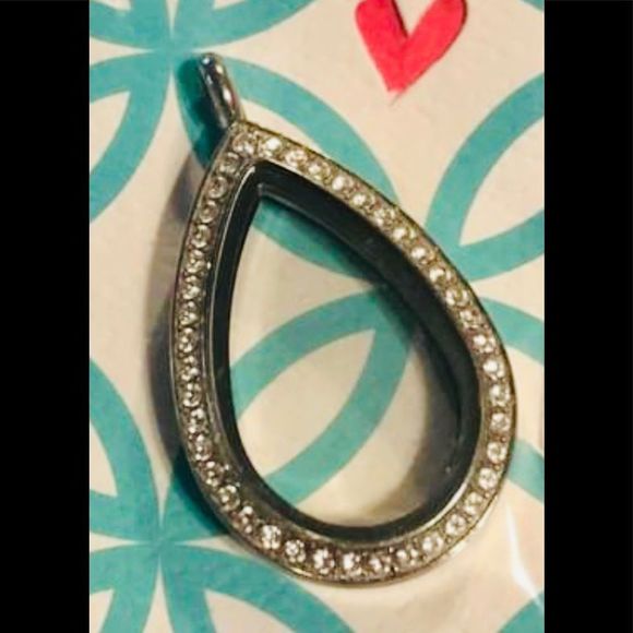 bigmg41's tweet photo. So good I had to share! Check out all the items I'm loving on @Poshmarkapp #poshmark #fashion #style #shopmycloset #origamiowl #underarmour: https://t.co/nUjqhWOXDL https://t.co/Tjb8vAdfny