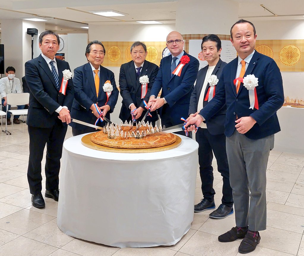 ConsulKyoto's tweet photo. Nouvelle célébration de la #galettedesrois ce matin, @hankyu_event Kobe, où les couronnes des rois (encore méconnues mais délicieuses de brioche et fruits confits!) étaient aussi à l'honneur! Un petit côté madeleine de Proust pour l'enfant du sud de la France que je suis! https://t.co/5Eqj300i8D