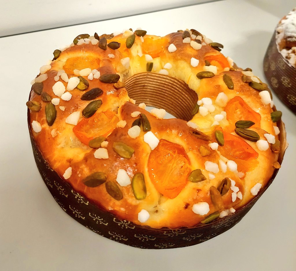 ConsulKyoto's tweet photo. Nouvelle célébration de la #galettedesrois ce matin, @hankyu_event Kobe, où les couronnes des rois (encore méconnues mais délicieuses de brioche et fruits confits!) étaient aussi à l'honneur! Un petit côté madeleine de Proust pour l'enfant du sud de la France que je suis! https://t.co/5Eqj300i8D