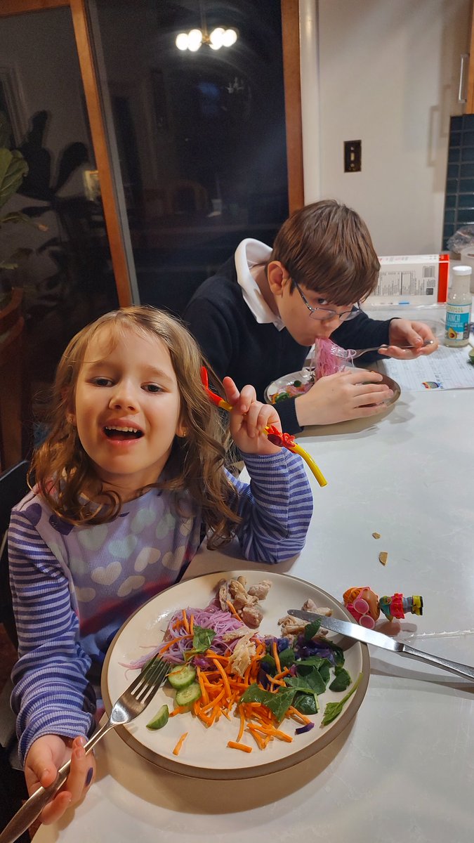 AnaMariaEnFC's tweet photo. Kiddos happily eating their dinner that they cooked themselves PLUS experimented with the pH levels of food, gracias, @kiwico_inc for #YummyCrates https://t.co/aJJ4fAlHc2