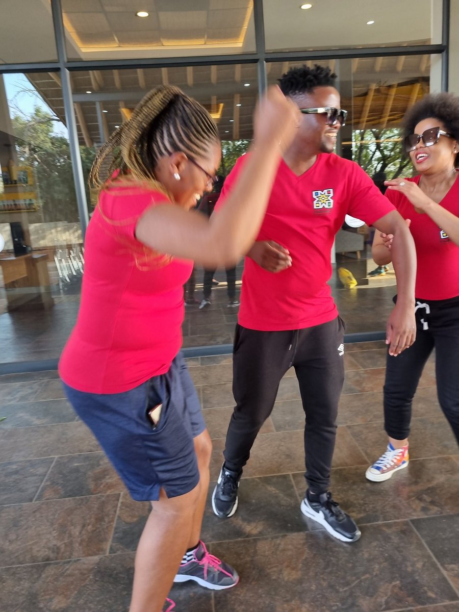 bussaimathebula's tweet photo. KungoLosihlanu nathi ayikho into esingayenza! 💃🕺🤸‍♀️

i-Team RNB629 ✈️ 🔥✈️💖✈️ 
ku @Ikwekwezi_fm ikufisela iPelaveke emnandi 

Emoyeni @RealDJ_Rvoonah @BussaiMathebula no @BathabileMaben9 kezemidlalo 

Kukhanya Bha! ☀️ 💖🌻 https://t.co/p3cIo8Ib5x