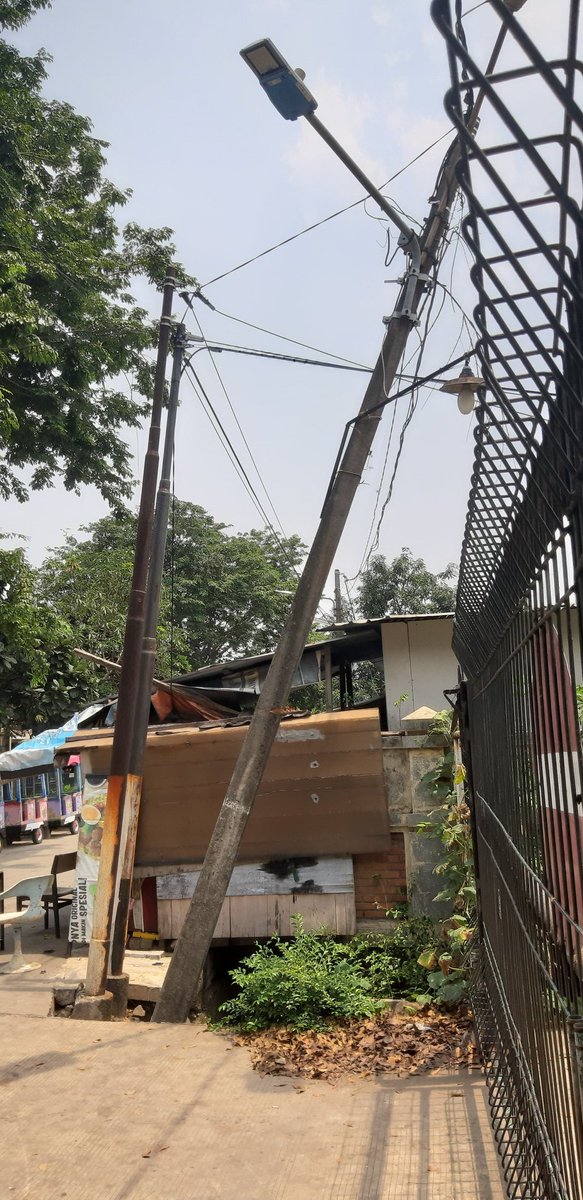 ijrott's tweet photo. Tiang listrik udah miring lokasi di Pulogebang Permai RW 13 RT 06 JL. Andalas Raya Kec. Cakung Jakarta Timur @pln_123 https://t.co/8WoRwHmccg