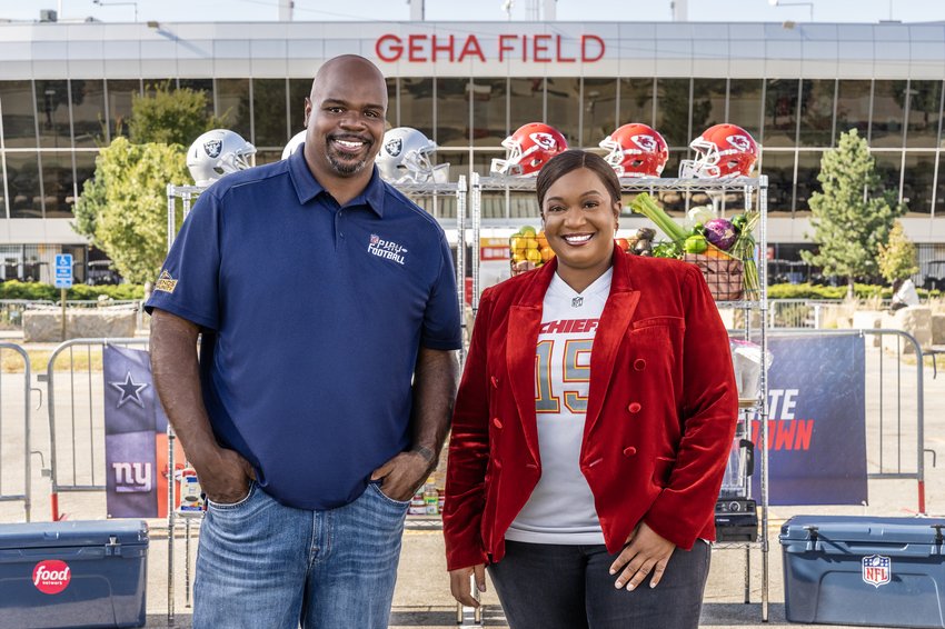 SunnyAnderson's tweet image. KANSAS CITY! YOU'RE NEXT! We flew in tailgating fans from the @Raiders to compete against the tailgaters from the home team @Chiefs ..WHO WILL TURN THAT PARKIN LOT INTO A CULINARY CHAMPIONSHIP?! Next week WEDS night 9pm @FoodNetwork and you can catch eps 1&amp;amp;2 now @discoveryplus