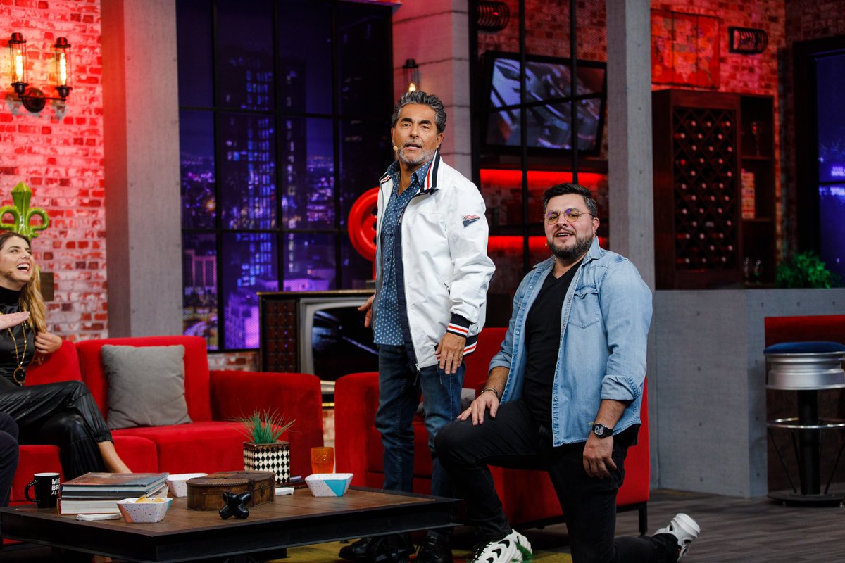 Anécdotas románticas de <a href="/michellerenaud/">Michelle Renaud</a> y los <a href="/miembrosalaire/">Miembros al Aire</a> ¡ahora por <a href="/UnicableOficial/">Unicable</a> !