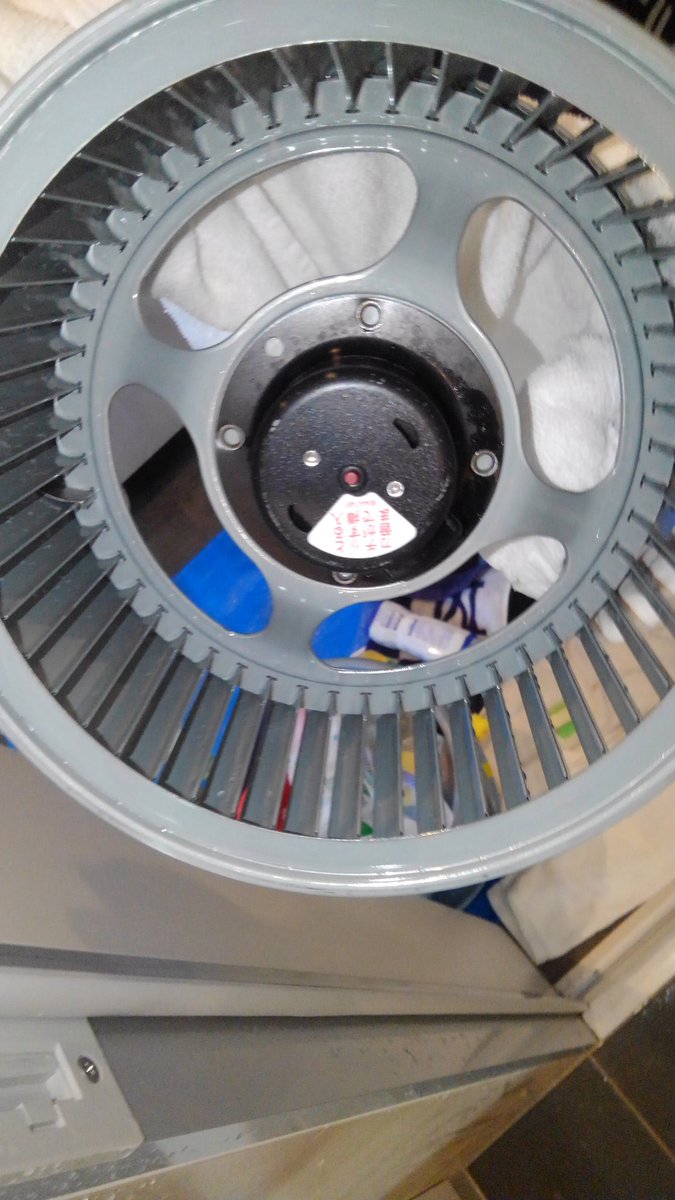 clean_tokyo1's tweet photo. 係の換気扇です。あ、係の佐吉です。メンバーから画像が届きました。お風呂場の換気扇、中はどうなってるのだろうの？カビが生えていないだろうか？などなど。開けてみるとやっぱり。そして、キレイになりました。 https://t.co/7F4biYV1UY