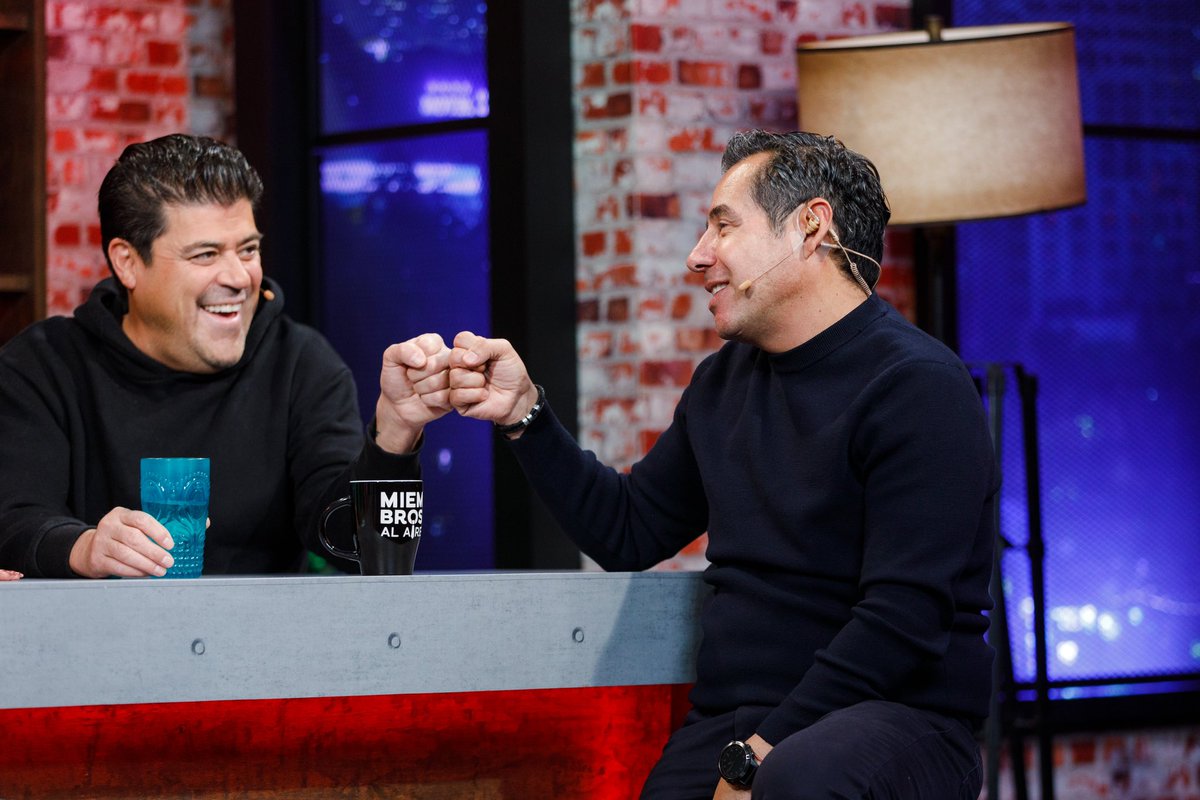 ¿En qué son buenos los <a href="/miembrosalaire/">Miembros al Aire</a>? 
<a href="/barbaraig/">Bárbara Islas</a> <a href="/burrovan/">Jorge Van Rankin</a> <a href="/negroaraiza2/">RAUL ARAIZA</a> <a href="/PAULSTANLEYD/">PAUL STANLEY</a> <a href="/YordiRosado/">Yordi Rosado</a>