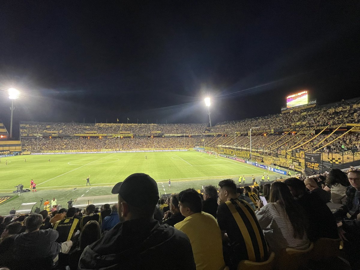 Más de 20 mil personas un jueves 21:30 para un amistoso en la primer quincena de enero…
Peñarol.