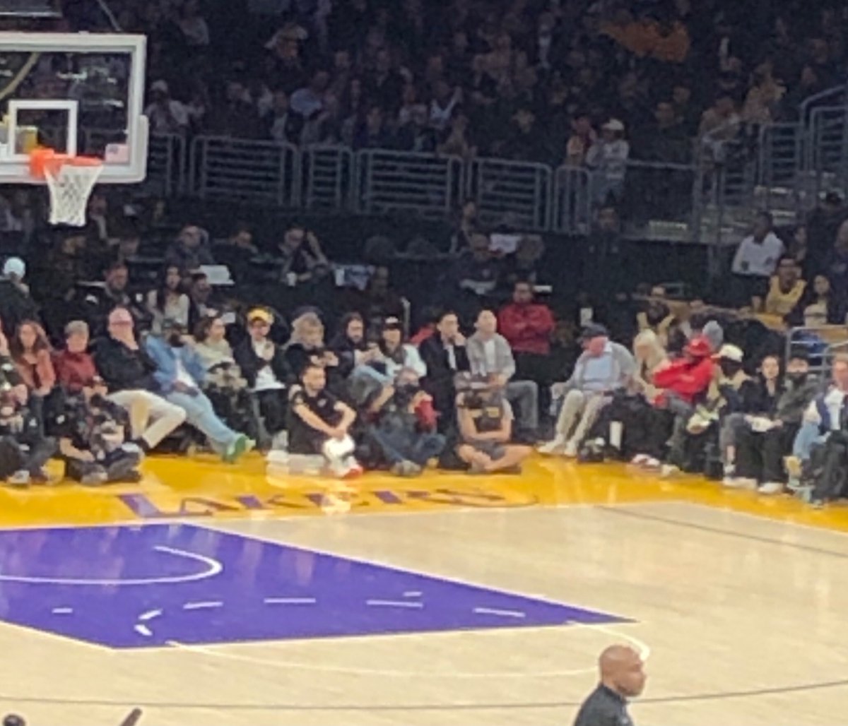 teeheeGoblinboy's tweet photo. I can’t fucking believe this, I go to a Lakers game with my dad and I find out FUCKING YOONGI IS THERE too, MY FUCKING BIAS AHHHHHHHHHHHHH https://t.co/E0eygX9yQN