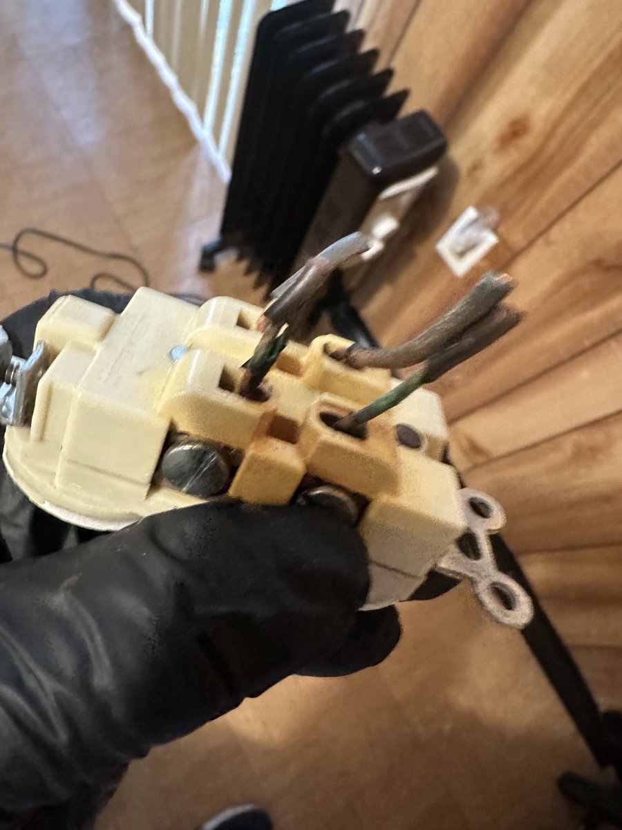 biddleshvac's tweet photo. When you plug something into an outlet, and it feels really loose, it’s time to replace those outlets.  These pics are the wires behind the outlet, in the wall.  This person almost waited too long. https://t.co/LoDrt11nIY