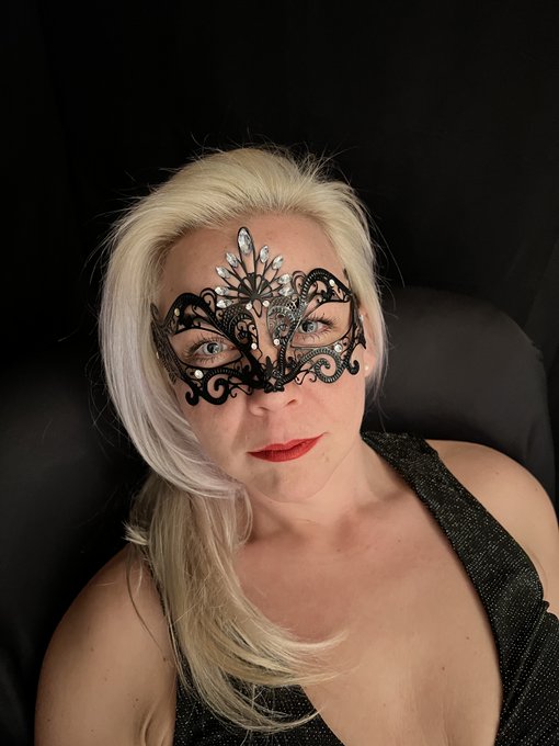 We are waiting for the weekend...Happy friday 😘  #bbw #chubby #curvygirl #blonde #masked #redlips #greeneyes<a href="/tag/model"class="tags"><span>#model</span></a><a href="/tag/friday"class="tags"><span>#friday</span></a><a href="/tag/beautiful"class="tags"><span>#beautiful</span></a><a href="/tag/girl"class="tags"><span>#girl</span></a><a href="/tag/hot"class="tags"><span>#hot</span></a><a href="/tag/blonde"class="tags"><span>#blonde</span></a><a href="/tag/weekend"class="tags"><span>#weekend</span></a>