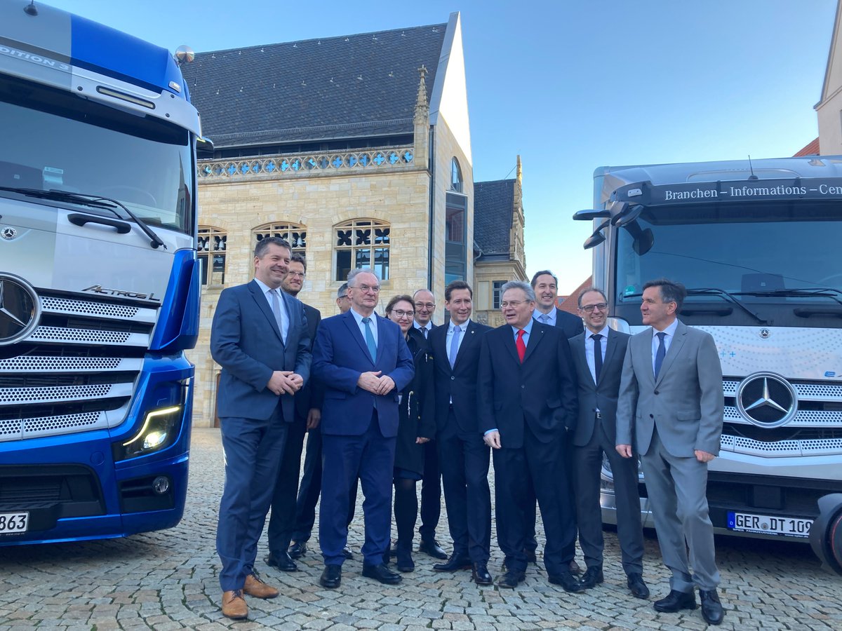 IMG_ST's tweet photo. 🧡⛰Herzstück im Harz: @DaimlerTruck errichtet zentralen Logistikstandort in Halberstadt
"Wir sind stolz, dass es uns gelungen ist, gegen zahlreiche Mitbewerber Halberstadt als Standort für das Global Parts Center durchzusetzen", so IMG-GF Dr. Franke.
▶ https://t.co/89d6BNDsjs https://t.co/5f1SQkILa0