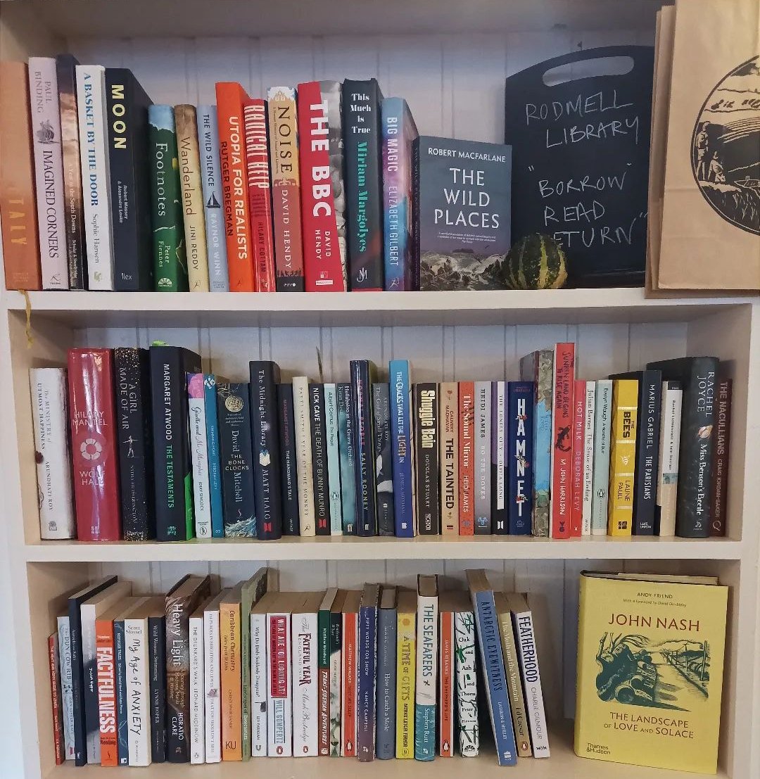 LibraryRodmell's tweet image. 🎨 Last night the village was treated to a lecture delivered by the renowned BBC art historian, @AndrewGrahamDix
🤯 Sometimes, I invite speakers along to challenge our brains with new, exciting ideas – the Library Lectures. Last night was one of those times. It was wonderful.