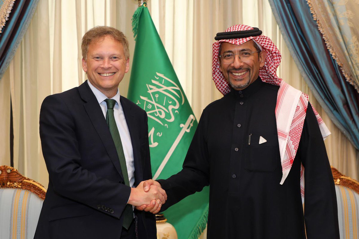 UKAmbKSA's tweet photo. تشرفت بالترحيب بمعالي الوزير جرانت تشابس Grantshapps@ في الرياض لحضور منتدى FutureMineral@ و مناقشة تعزيز  🇬🇧🇸🇦 التعاون حول المعادن الاستراتيجية، الابتكار/الابحاث و الطاقة النظيفة مع الشركات و الوزراء السعوديين. https://t.co/vnbct5N78O